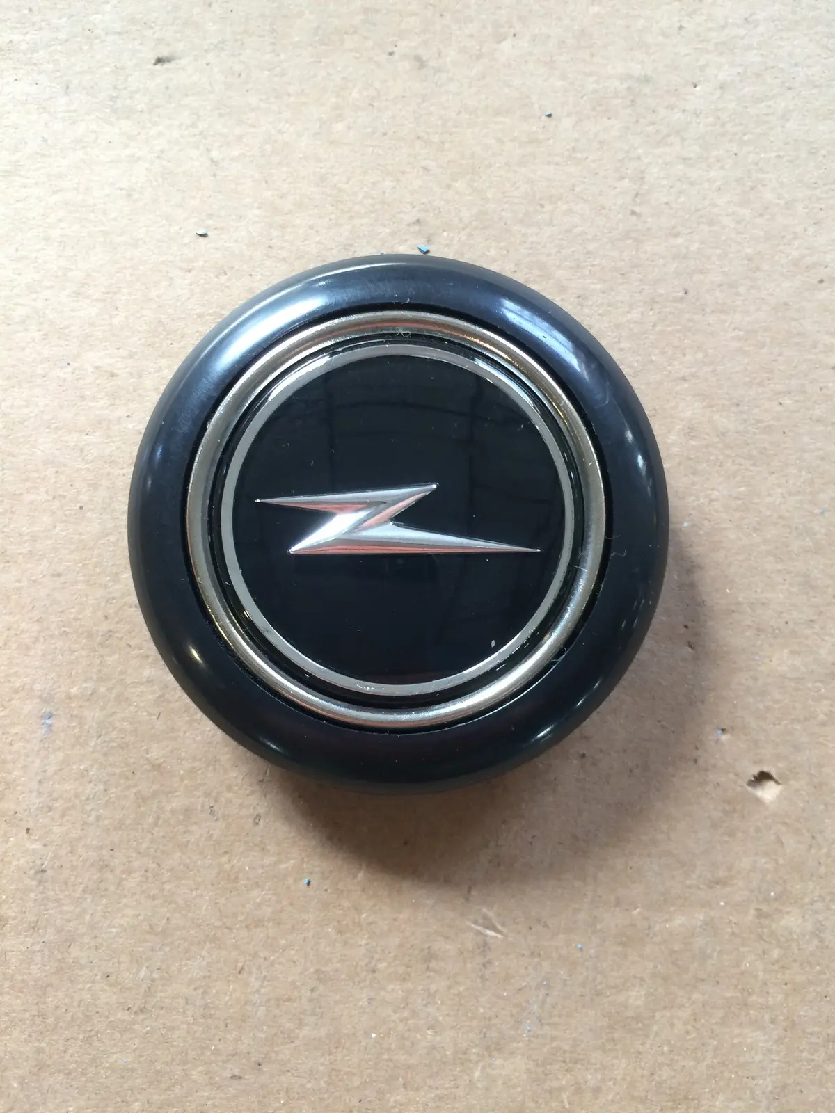 Horn Push With 2 Factory-Correct Barbed Clips (948 Cars) 1