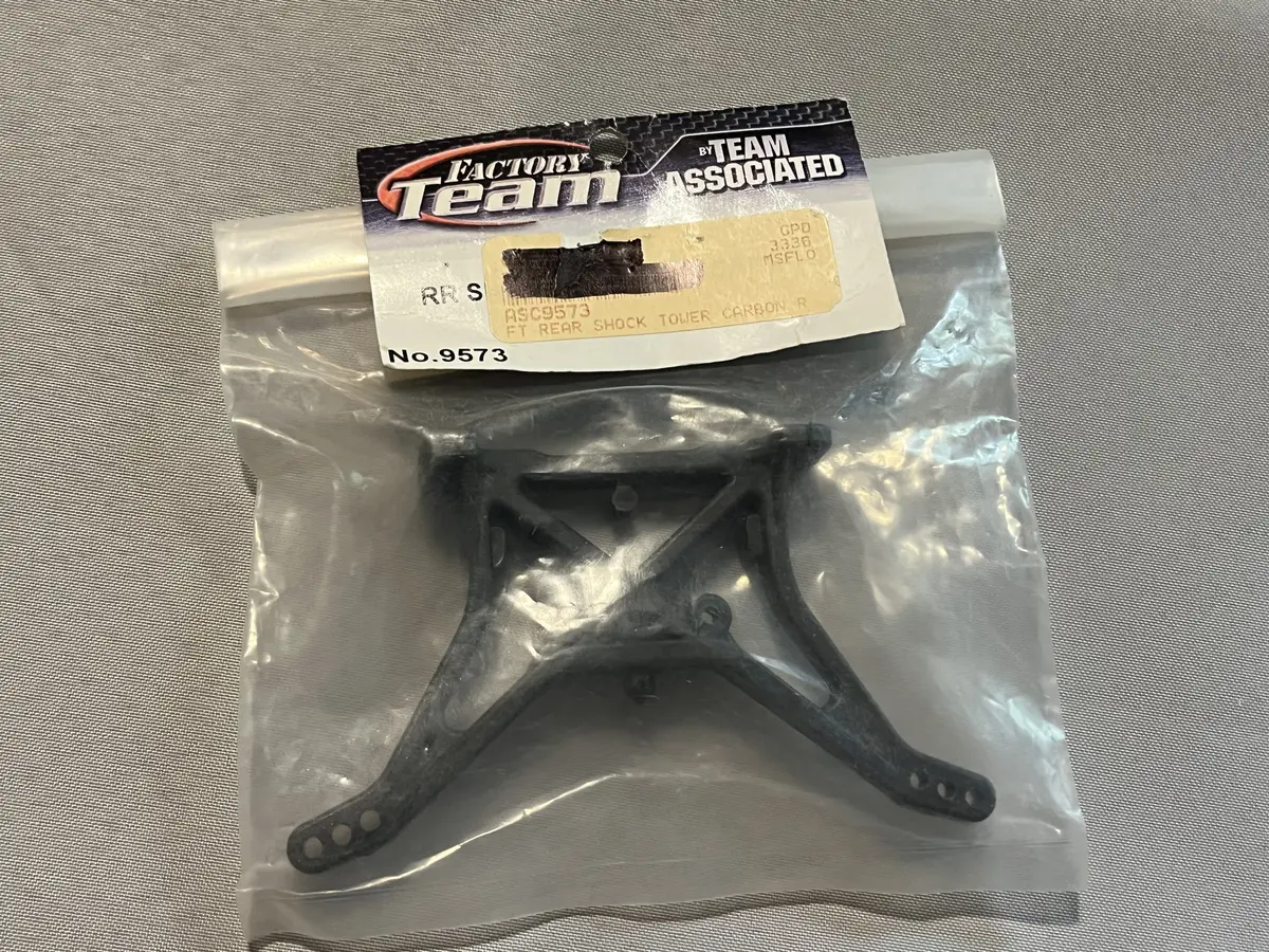 Team Associated 9573 B4 Factory Team Rear Shock Tower Carbon 1