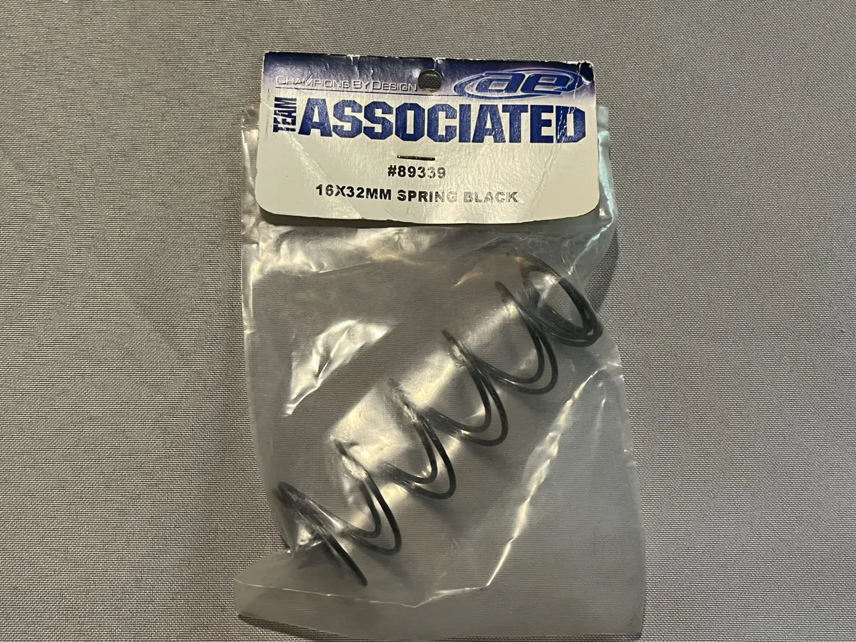 Team Associated 89339 16X32mm Spring Black 1