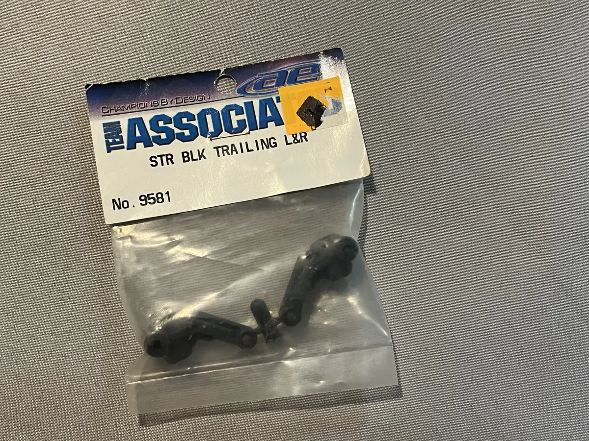 Team Associated 9581 Steering Block Trailing Left & Right 1