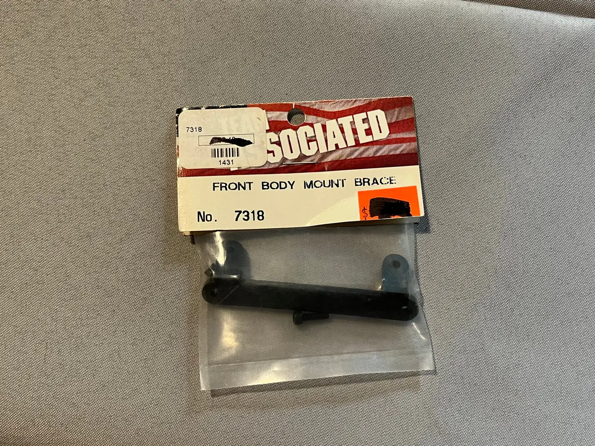Team Associated 7318 Front Body Mount Brace 1