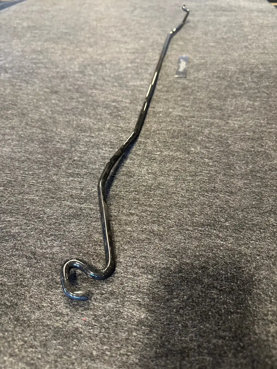 R32 R34ドライカーボン ボンネットバー　Dry Carbon Bonnet Catch For R32 R34 1